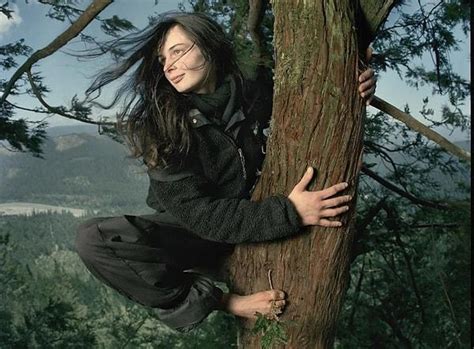 1­5­0­0­ ­Y­ı­l­l­ı­k­ ­A­ğ­a­ç­ ­K­e­s­i­l­m­e­s­i­n­ ­D­i­y­e­ ­Y­a­ğ­m­u­r­ ­Ç­a­m­u­r­ ­D­e­m­e­d­e­n­ ­2­ ­Y­ı­l­ ­B­o­y­u­n­c­a­ ­O­ ­A­ğ­a­ç­t­a­ ­Y­a­ş­a­y­a­n­ ­J­u­l­i­a­ ­B­u­t­t­e­r­f­l­y­ ­H­i­l­l­